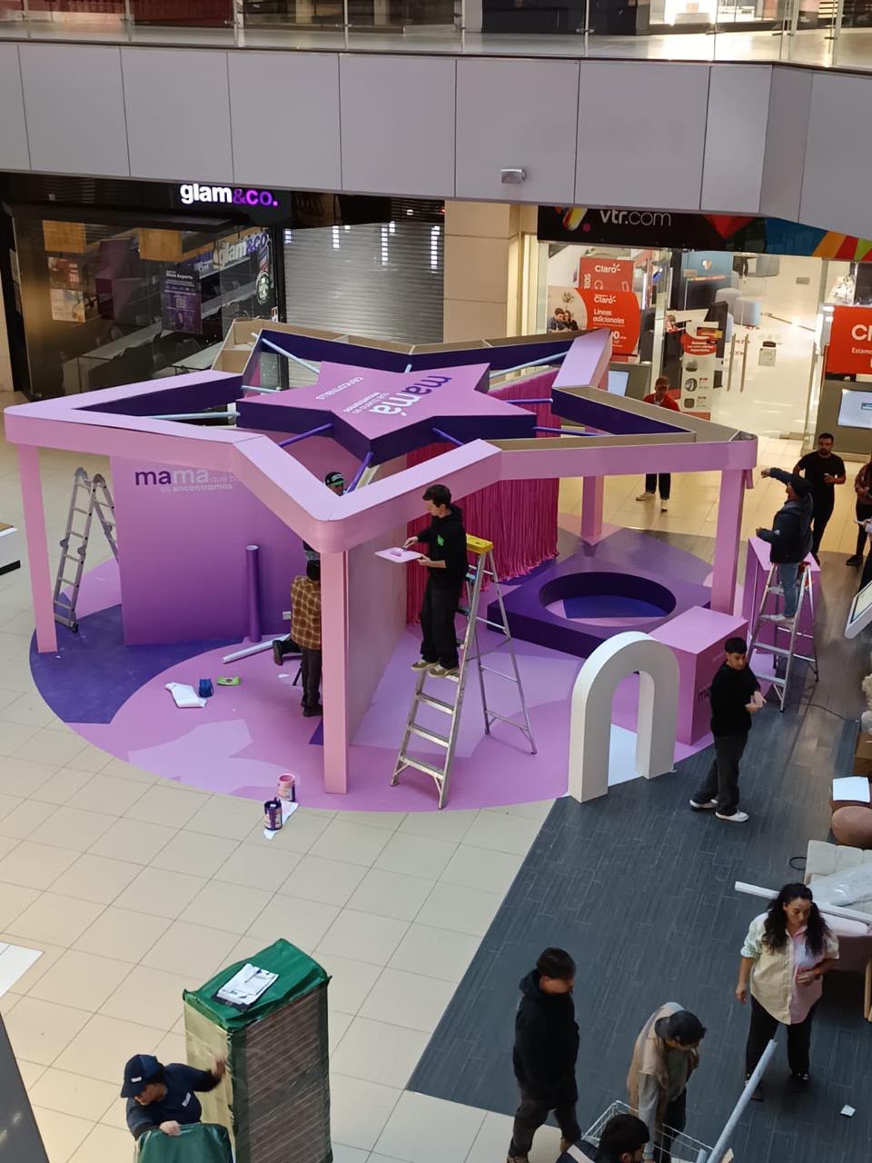 Isla comercial para centro comercial, en etapa final de instalación