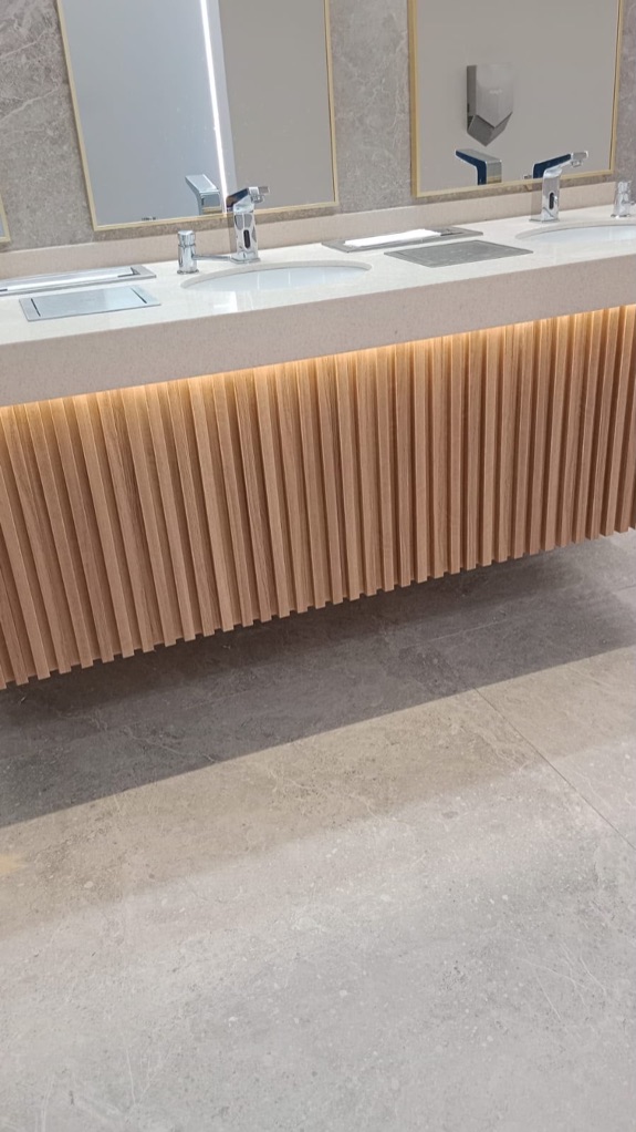 Detalle de terminación de mueble a medida, madera y superficie de mármol
