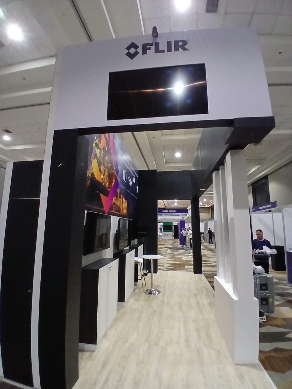 Stand para feria con estructura de acceso y pantallas integradas