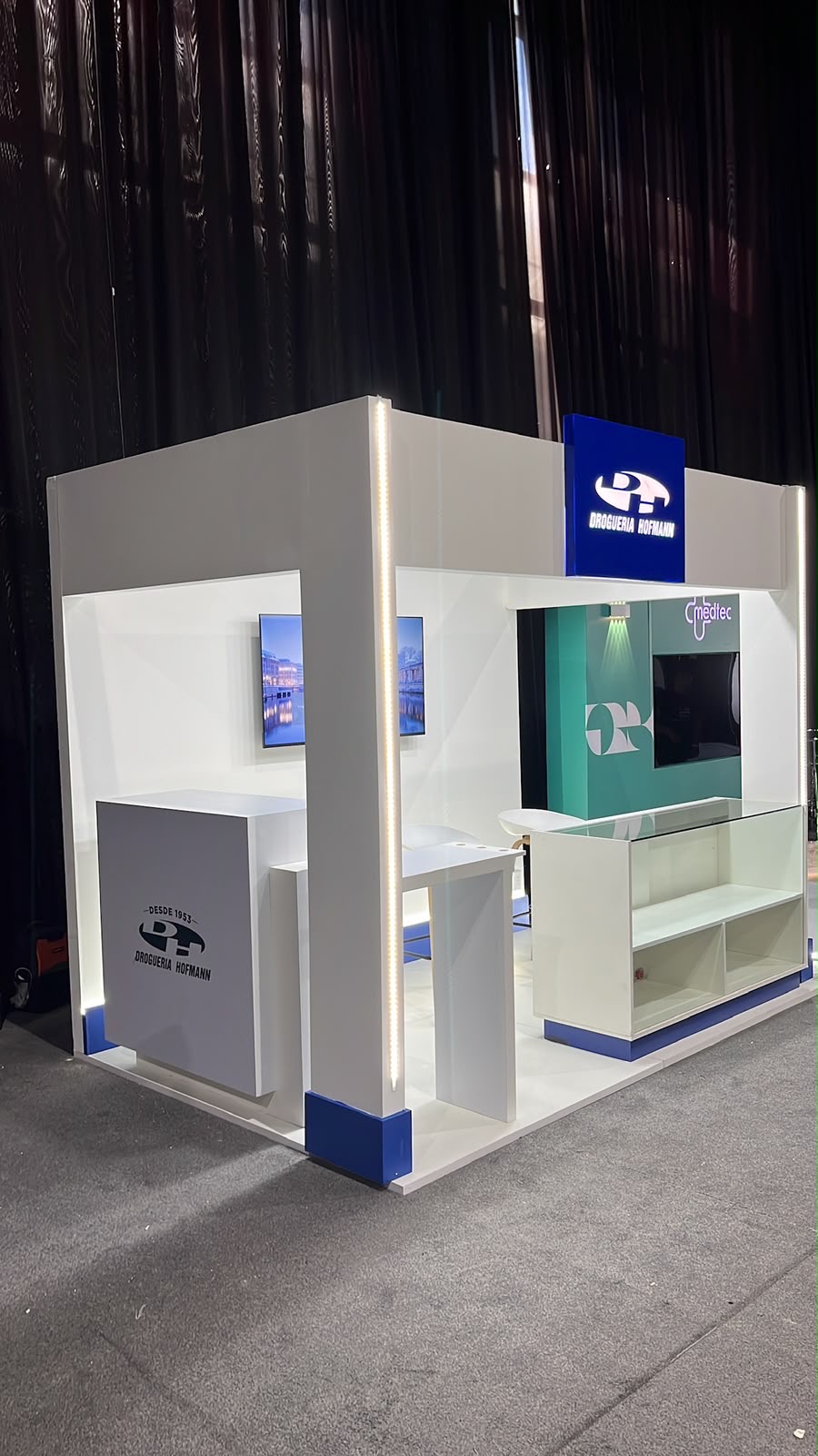 Stand de exhibición con mostrador, vitrinas y pantalla integrada