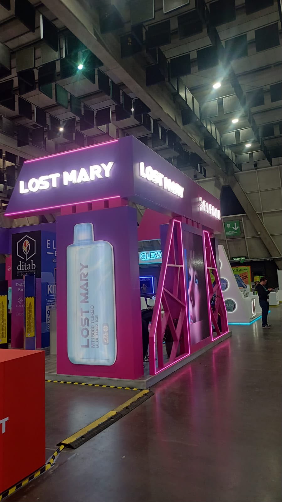 Stand de exhibición con iluminación de neón y gráfica de producto